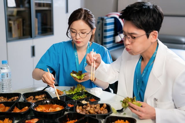 hospital playlist songhwa and junwan eating
